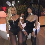 Kylie Jenner como atrevida conejita junto a su amiga Anastasia Karanikilaou